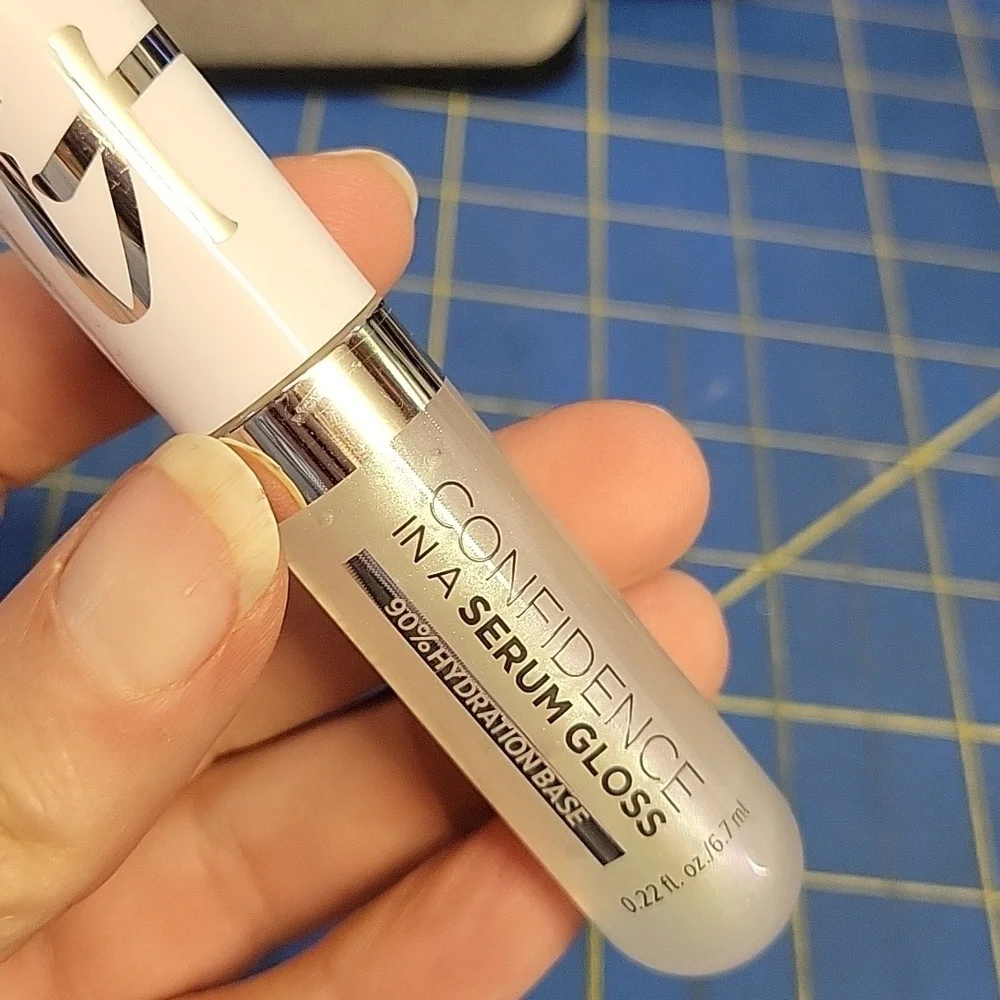 IT Confidence In a Serum Gloss 90% De Base Hydratante NEW
